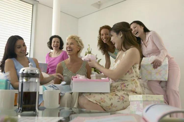 Saat Dimana Ibu Hamil Dibanjiri Hadiah, Acara Baby Shower Ternyata Seru Juga 13