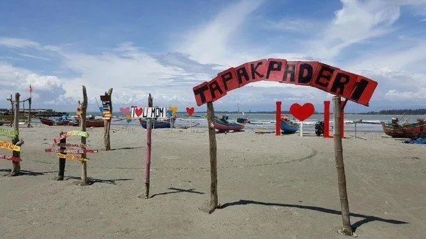 Pantai Tapak Paderi Bengkulu Punya Spot Selfie Baru, Sandal Jodoh Namanya. Kamu Kapan ke Sana? 9
