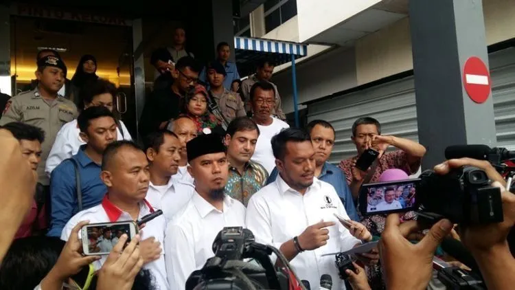 Kontroversial dan Dituduh Mendzalimi Presiden, Ini 5 Alasan Ahmad Dhani Bisa Saja Ikuti Jejak Trump! 8