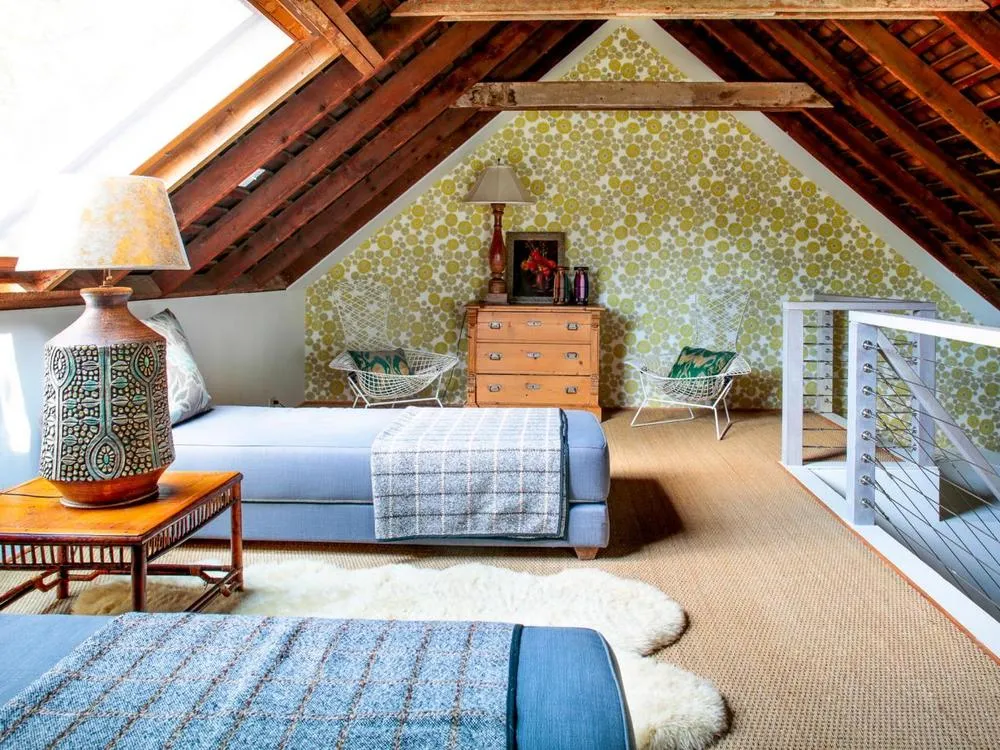 14 Desain Kamar dari Loteng Rumah. Daripada Jadi Sarang Tikus dan Nggak Terurus? 25