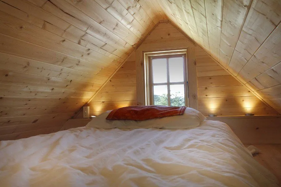 14 Desain Kamar dari Loteng Rumah. Daripada Jadi Sarang Tikus dan Nggak Terurus? 28