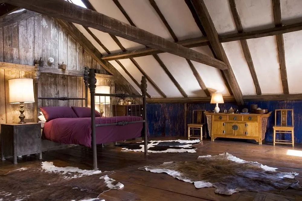 14 Desain Kamar dari Loteng Rumah. Daripada Jadi Sarang Tikus dan Nggak Terurus? 17
