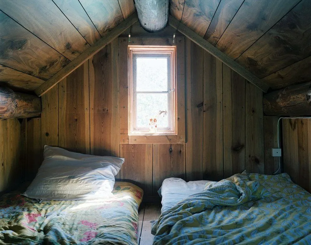 14 Desain Kamar dari Loteng Rumah. Daripada Jadi Sarang Tikus dan Nggak Terurus? 21