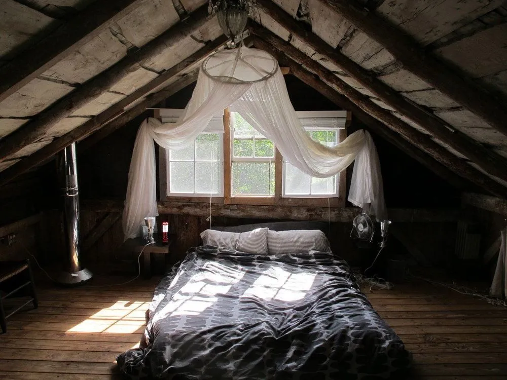 14 Desain Kamar dari Loteng Rumah. Daripada Jadi Sarang Tikus dan Nggak Terurus? 16