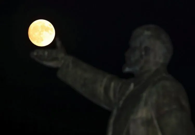 21 Foto Supermoon yang Menunjukan Keagungan Tuhan yang Maha Perkasa, Epik Kayak di Film-Film Fantasi 28