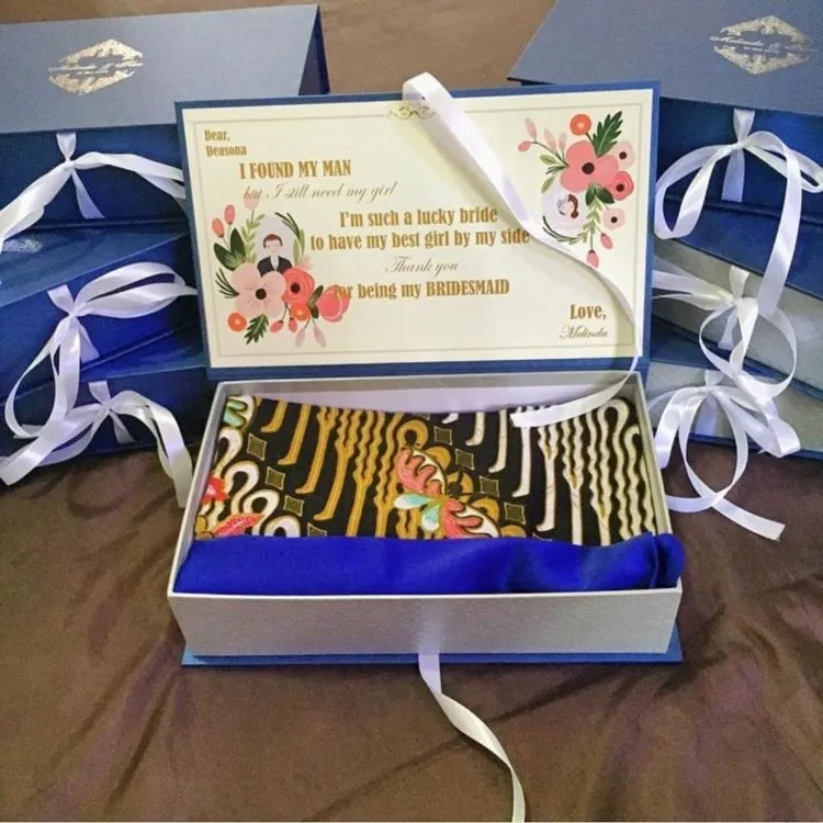 Undangan untuk Bridesmaid Harus Dibuat Spesial, 17 Inspirasi Ini Bisa Kamu Tiru 23 bridesmaid invitation
