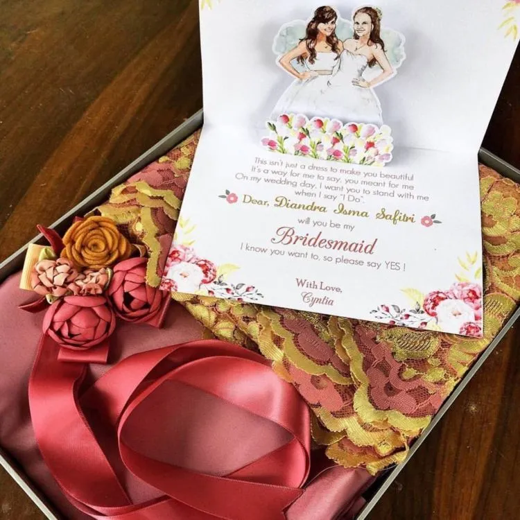Undangan untuk Bridesmaid Harus Dibuat Spesial, 17 Inspirasi Ini Bisa Kamu Tiru 22 bridesmaid invitation