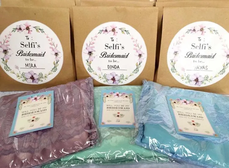 Undangan untuk Bridesmaid Harus Dibuat Spesial, 17 Inspirasi Ini Bisa Kamu Tiru 24 bridesmaid invitation