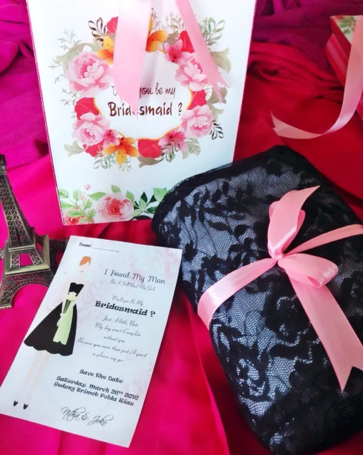 Undangan untuk Bridesmaid Harus Dibuat Spesial, 17 Inspirasi Ini Bisa Kamu Tiru 25 bridesmaid invitation