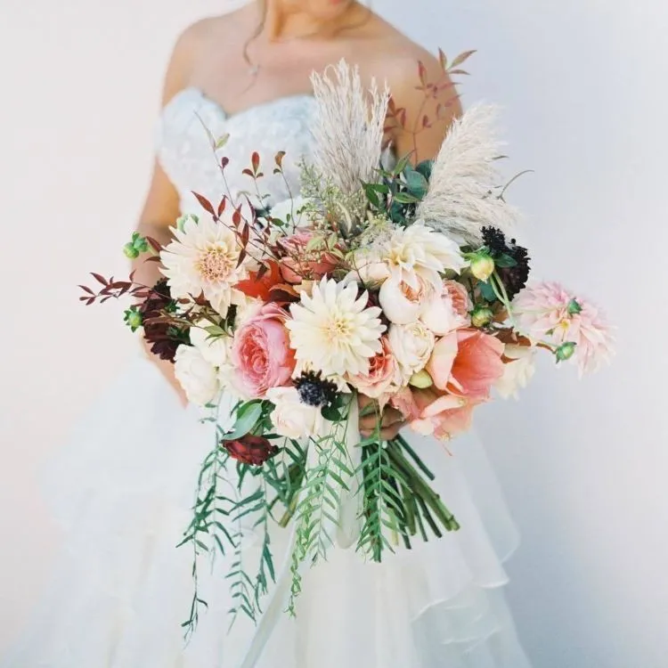 15 Pilihan Buket Bunga yang Akan Permanis Momen Pernikahan Kamu Nanti 16 wedding flowers