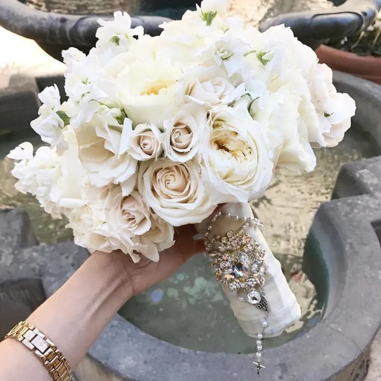 15 Pilihan Buket Bunga yang Akan Permanis Momen Pernikahan Kamu Nanti 26 wedding flowers