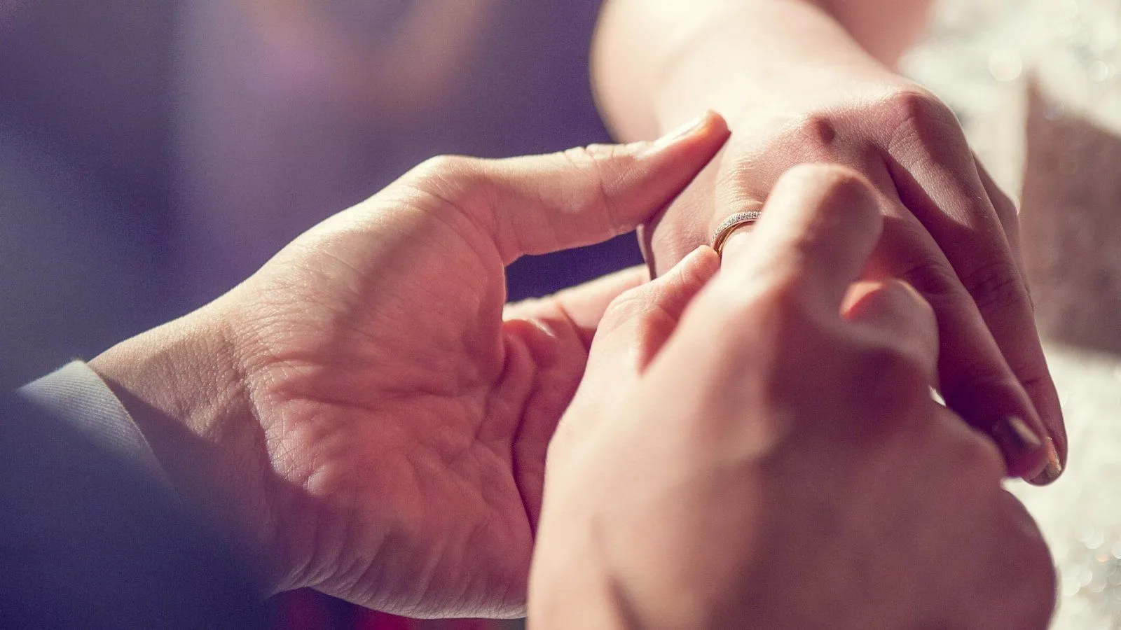5 Sejarah yang Memberikan Jawaban Kenapa Cincin Kawin Disematkan di Jari Manis 9