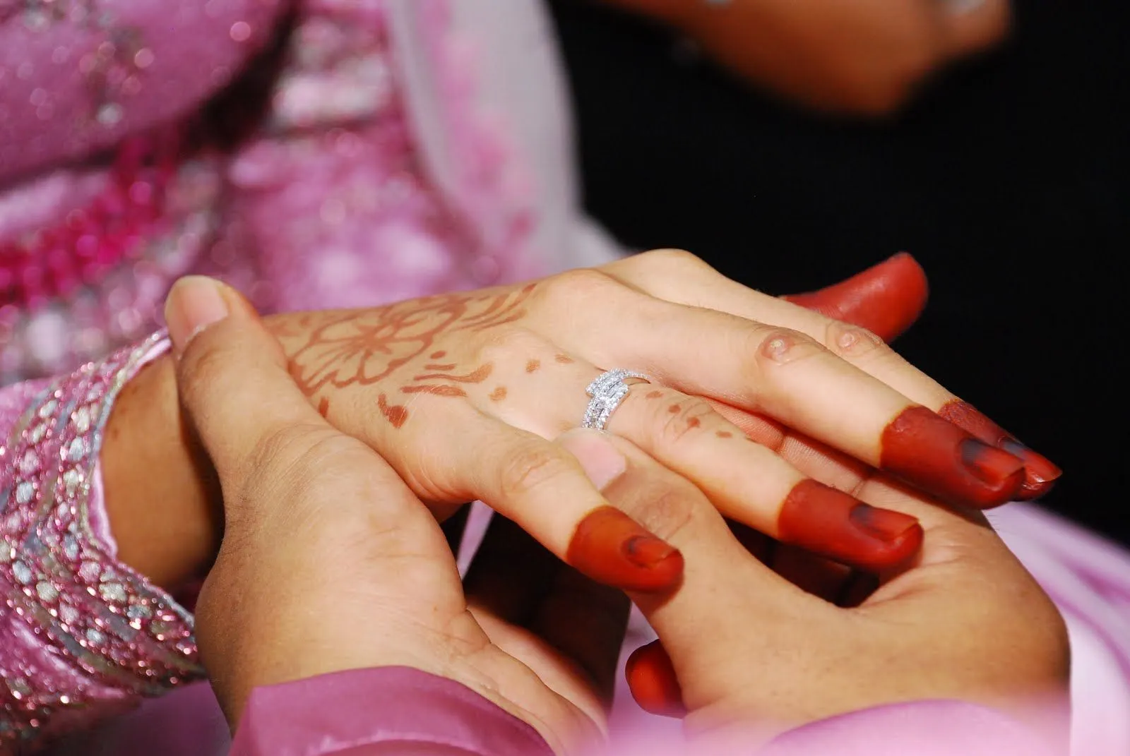 5 Sejarah yang Memberikan Jawaban Kenapa Cincin Kawin Disematkan di Jari Manis