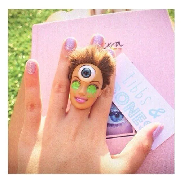 15 Pilihan Cincin Barbie yang Sedang Hangat Dibicarakan. Lucu Apa Malah Seram Ya? 23 cincin barbie