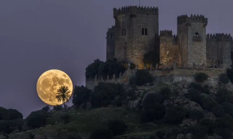 21 Foto Supermoon yang Menunjukan Keagungan Tuhan yang Maha Perkasa, Epik Kayak di Film-Film Fantasi 26