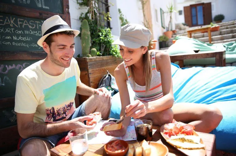 Meski Terkesan Romantis, Ini Lho 6 Alasan Mendingan Nggak Usah Traveling Bareng Pacar! 8