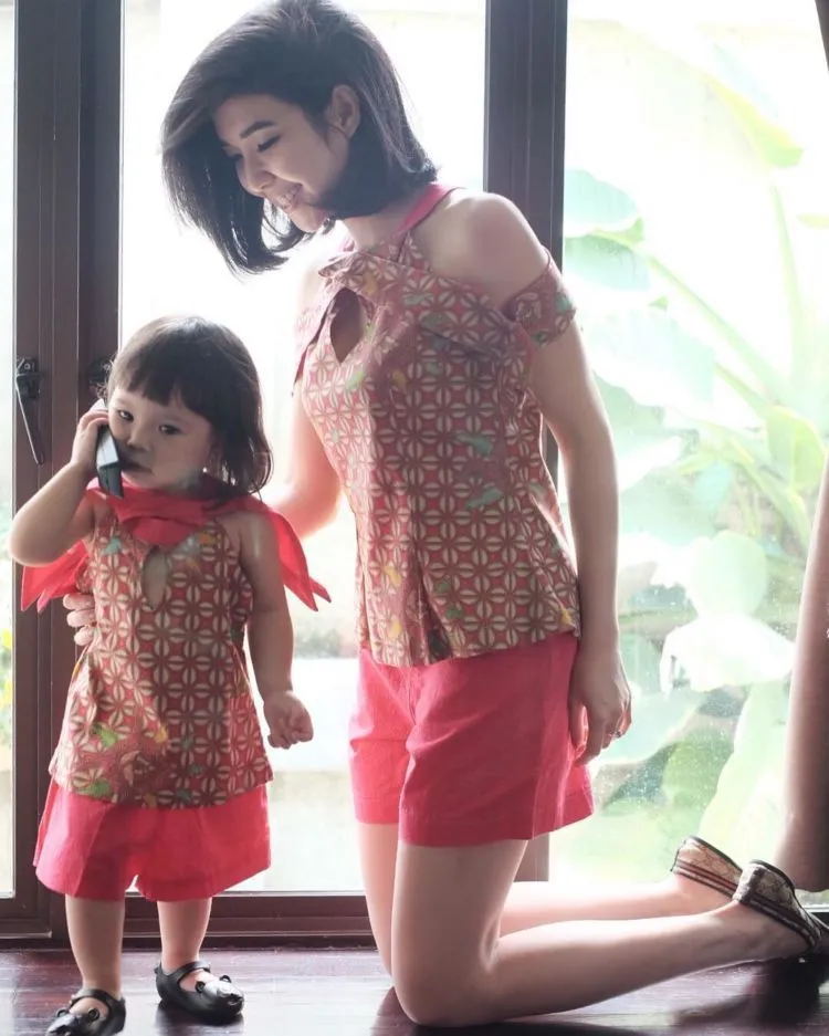 13 Busana Couple Ibu dan si Buah Hati yang Bisa Jadi Inpirasi untuk Tampil Kian Serasi 14 couple