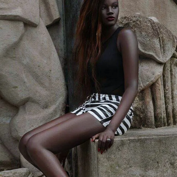Bersiaplah, Dunia akan Memaknai Ulang Kecantikan Lewat Khoudia Diop, Model Ayu Berkulit Hitam Legam 12