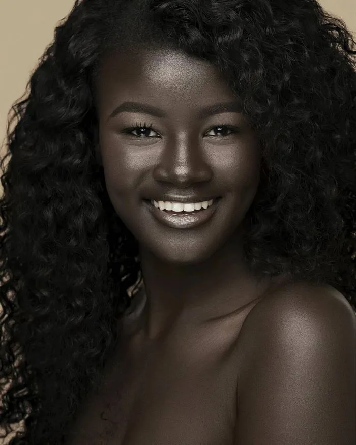 Bersiaplah, Dunia akan Memaknai Ulang Kecantikan Lewat Khoudia Diop, Model Ayu Berkulit Hitam Legam 7