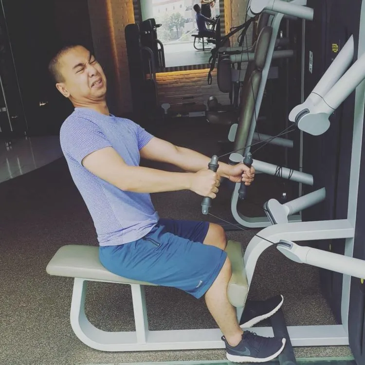 8 Inspirasi Kaus Polos a la Raditya Dika yang Dijamin Bikin Cewek Enggan Memalingkan Mata 12