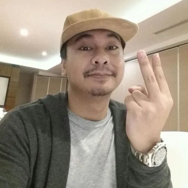 8 Inspirasi Kaus Polos a la Raditya Dika yang Dijamin Bikin Cewek Enggan Memalingkan Mata 14