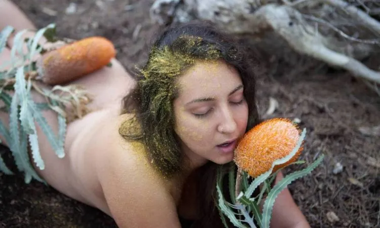 Fenomena Ecosexual, Bercinta dengan Pohon dan Berguling-guling di Tanah. Duh, Ada-ada Aja ya! 7