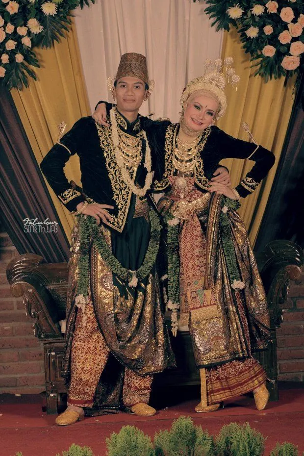 Meski Berhijab dan Tanpa Paes, 8 Inspirasi Pengantin Jawa Ini Layak Kamu Coba 12