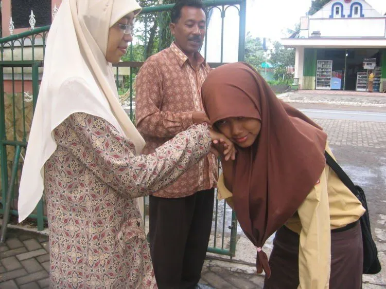Madura Nggak Cuma Terkenal Sate dan Carok-nya Aja. Yuk Pelajari Budaya Orang Madura yang Luar Biasa! 12
