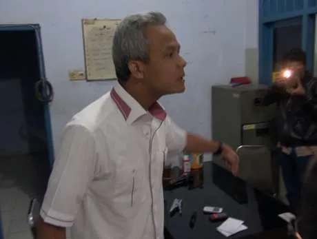 Kepergok Tidur Di Lantai Kereta Api. Intip Yuk, Gaya Kepemimpinan Ganjar Pranowo Yang Membumi! 10