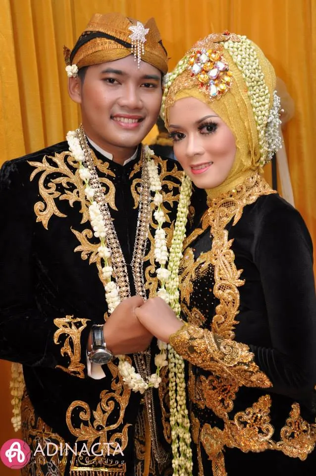 Meski Berhijab dan Tanpa Paes, 8 Inspirasi Pengantin Jawa Ini Layak Kamu Coba 9