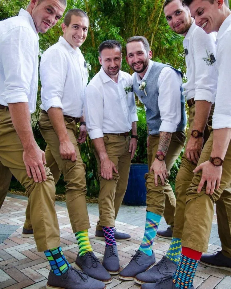 13 Inspirasi Mendandani Groomsman-mu di Resepsi. Agar Kegantengan Mereka Tak Ditanyakan Lagi 14 groomsmen