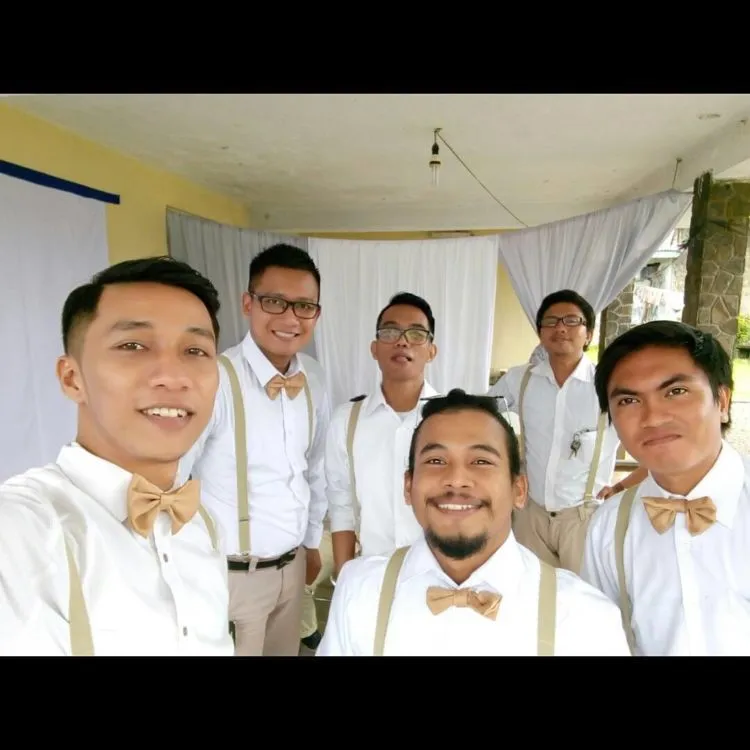 13 Inspirasi Mendandani Groomsman-mu di Resepsi. Agar Kegantengan Mereka Tak Ditanyakan Lagi 18 groomsmen