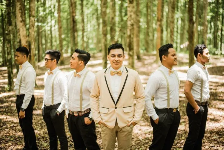13 Inspirasi Mendandani Groomsman-mu di Resepsi. Agar Kegantengan Mereka Tak Ditanyakan Lagi 15 groomsmen