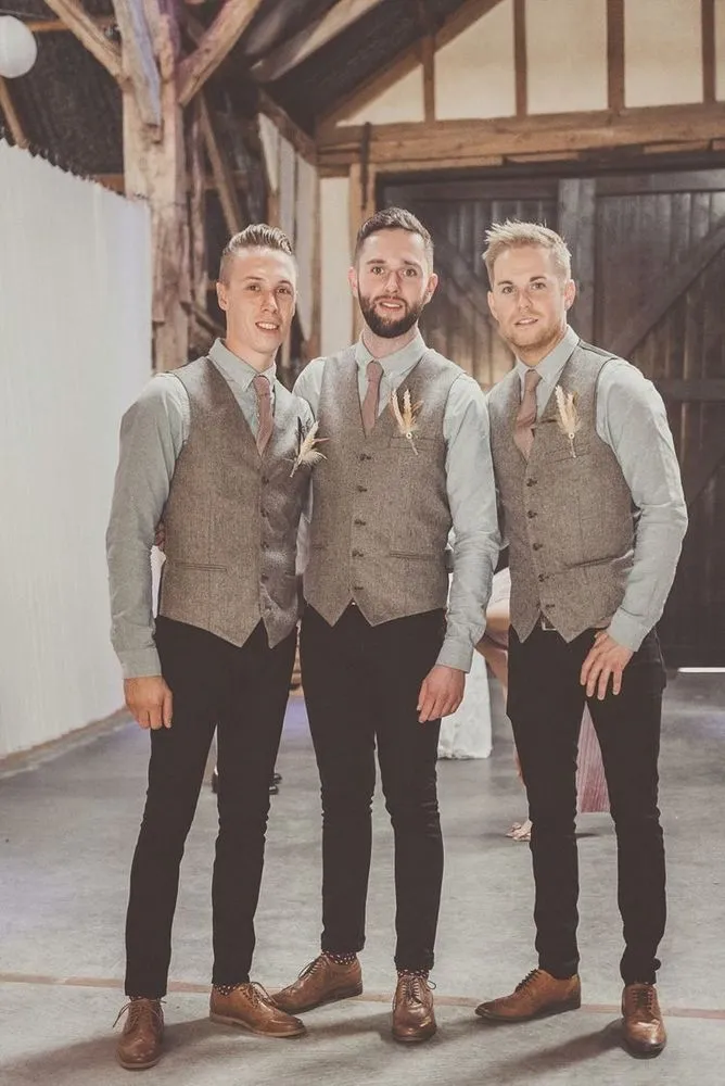 13 Inspirasi Mendandani Groomsman-mu di Resepsi. Agar Kegantengan Mereka Tak Ditanyakan Lagi 16 groomsmen