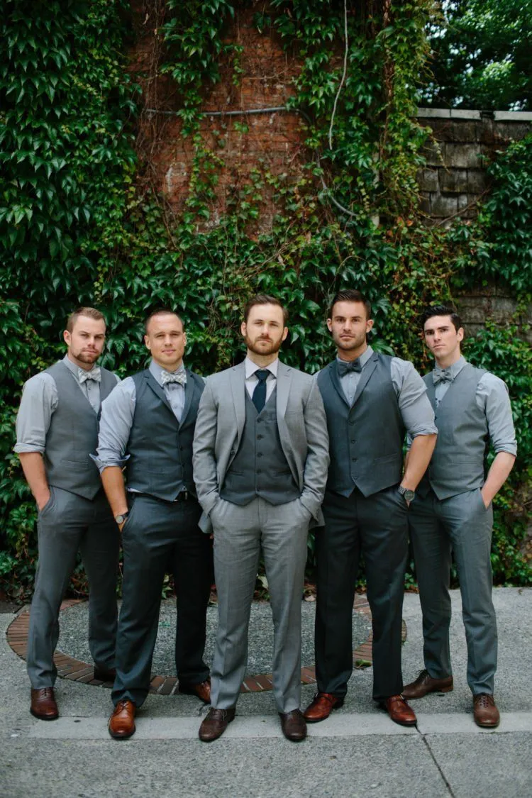 13 Inspirasi Mendandani Groomsman-mu di Resepsi. Agar Kegantengan Mereka Tak Ditanyakan Lagi 17 groomsmen