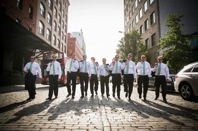 13 Inspirasi Mendandani Groomsman-mu di Resepsi. Agar Kegantengan Mereka Tak Ditanyakan Lagi 15 groomsmen