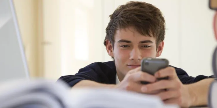 5 Rahasia Untuk Membangun Komunikasi Dengan Pacar. Biar Nggak Berantem Terus Hanya Karena Chat! 9