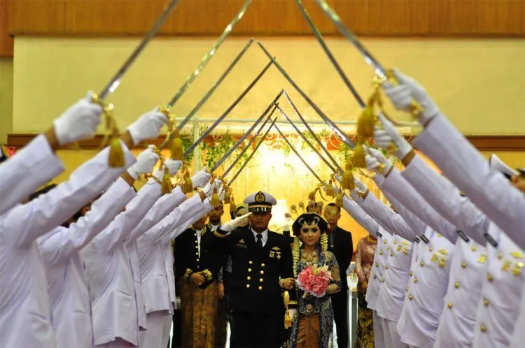 10 Pro Kontra Menulis Gelar Akademik di Undangan Resepsi. Kamu Tipe yang Mana? 12