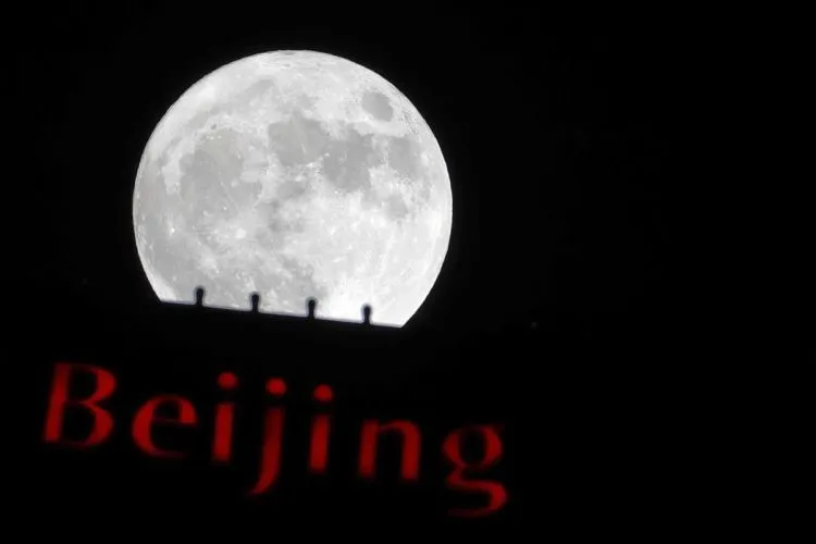21 Foto Supermoon yang Menunjukan Keagungan Tuhan yang Maha Perkasa, Epik Kayak di Film-Film Fantasi 25