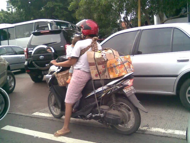 5 Alasan Kenapa Ibu-ibu Selalu Ngaco Kalau di Jalan Raya. Mungkin Ini Bisa Membantu Memahami Mereka 8