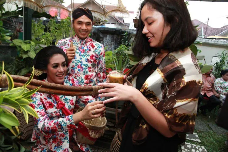 6 Prosesi Unik Tujuh Bulanan atau Mitoni, Ibu Hamil Orang Jawa Mana Suaranya? 13 mitoni dodol rujak