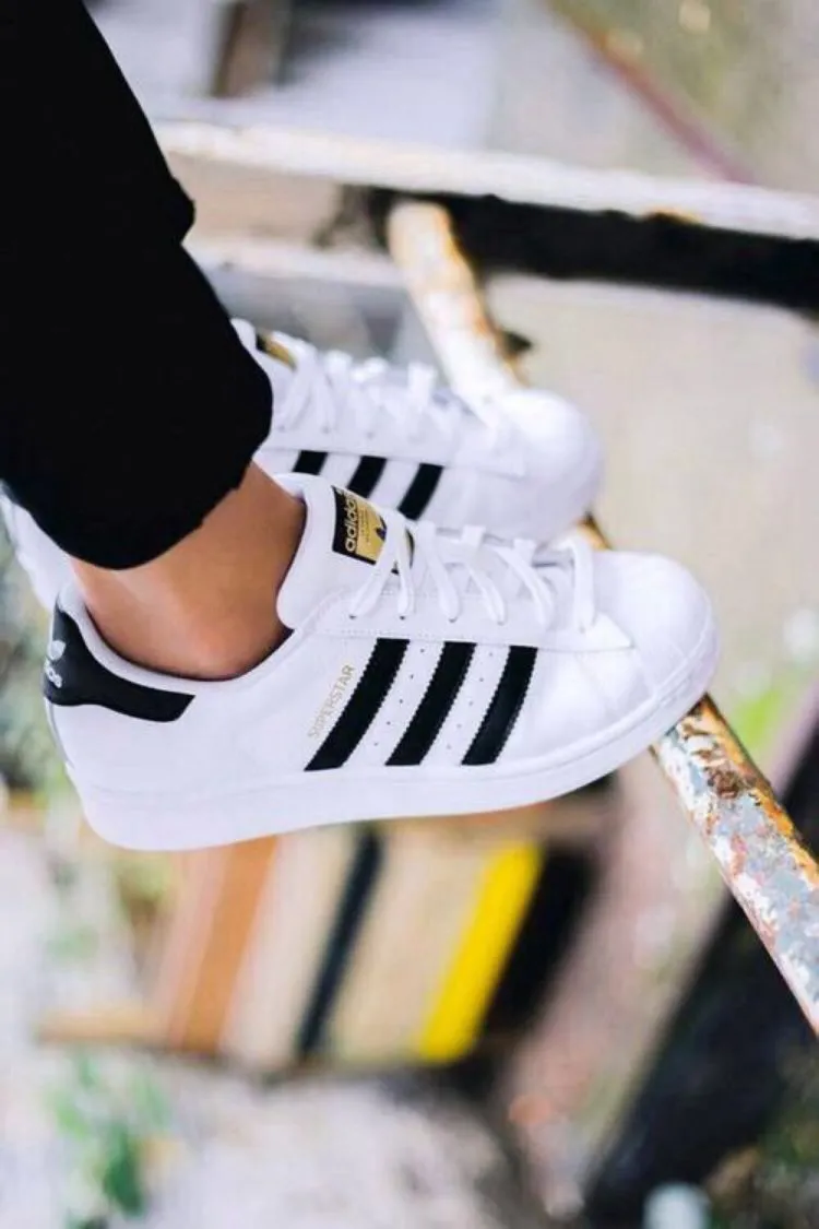 10 Pilihan Sepatu Kets yang Membuatmu Ingin Memilikinya untuk Temani Langkah Kakimu 12