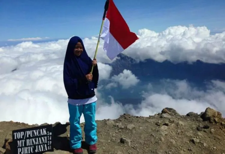 Belajar Sama Khansa Syahlaa. Gadis Cilik Ini Sukses Mendaki Lima Gunung di Usianya yang Masih Belia! 8