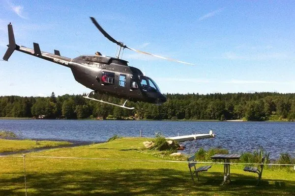 Camping Nggak Melulu Selalu di Tenda. Rasakan Camping Mewah di Helikopter Untuk Sensasi Luar Biasa! 6