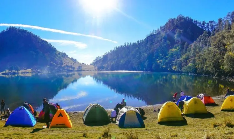 8 Pilihan Spot Camping Ini Lebih Seru, Gunung Sama Pantai Mah Sudah Biasa! 9