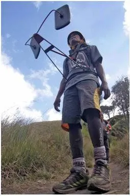 Ada-ada Aja Kelakuan Cak Tarpin. Pendaki Asal Malang Ini Sukses Mendaki Semeru dengan Berjalan Mundur! 5