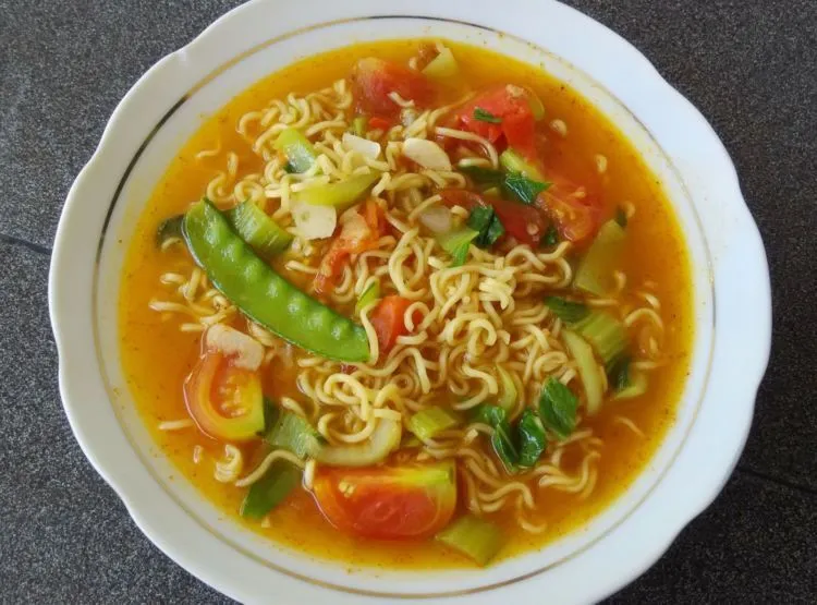 Sama-Sama Mengenyangkan, Nasi atau Mi Instan Lebih Cepat Bikin Gemuk yang Mana, Ya? 9