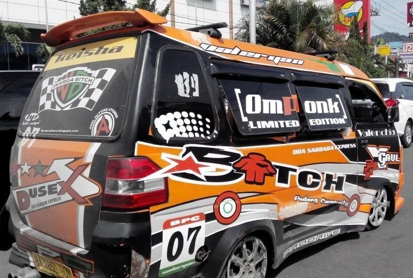 Angkot Modifikasi Unik Ini Cuma Ada di Indonesia. Kalau Semua Angkot Begini, Penumpang Rebutan Naik Nih!