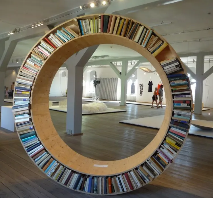 Suka Baca Buku? Coba Wujudkan Kreativitasmu Lewat 20 Rak Buku Minimalis Ini! 36