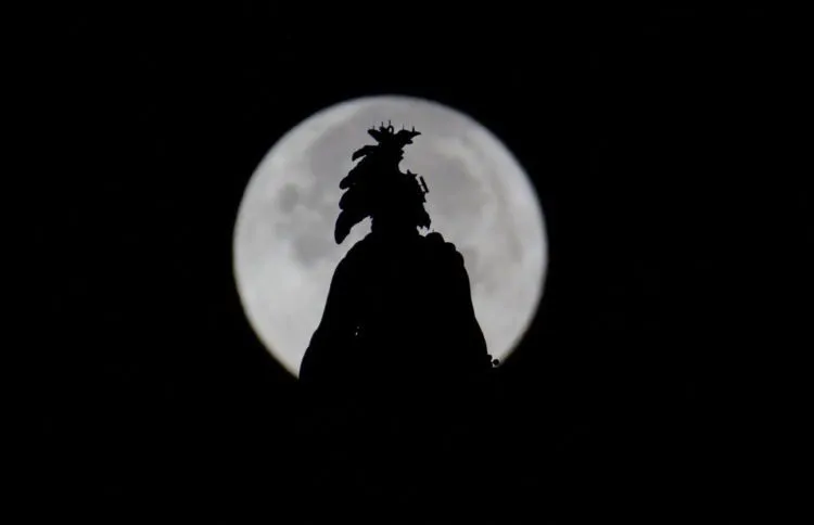 21 Foto Supermoon yang Menunjukan Keagungan Tuhan yang Maha Perkasa, Epik Kayak di Film-Film Fantasi 21